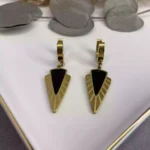 Çelik Üçgen Plaka Siyah Küpe Gold